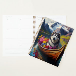 Un chien malamué de l'Alaska à la pagaie : une ave