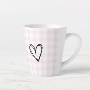 Un chien mignon qui adore la tasse au latte