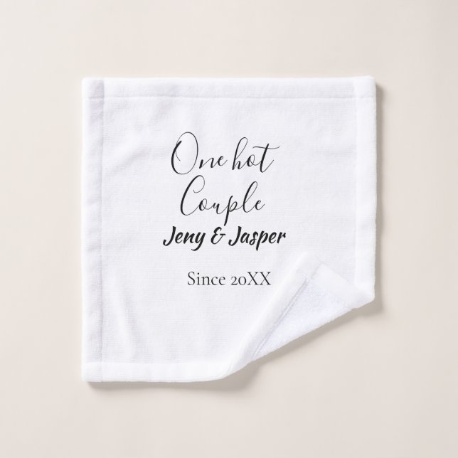 Un couple chaud ajoute un nom depuis la date de l' (Gant de toilette)