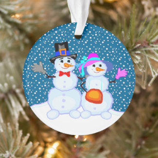 Un couple de neige agite la neige