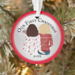 Un couple lesbien en rouge romantique pour Noël<br><div class="desc">Célébrez votre premier Noël avec cette adorable illustration d'un couple blonde et brune caucasien avec des cheveux ondulés sur l'épaule et le dos à vous vêtus de vilains pulls de Noël et buvant du chocolat chaud. Les mots, notre premier Noël suivi de l'année, apparaissent sur le devant et le dos...</div>