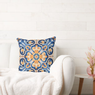 un coussin avec un motif géométrique