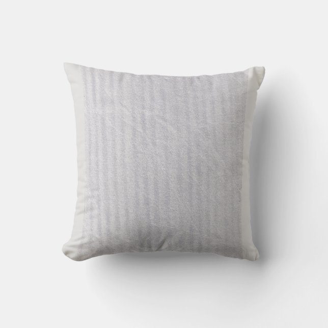 Un coussin gris-lavande avec une bande subtile (Recto)