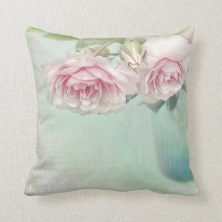 Un coussin romantique dans le style Shabby actuel