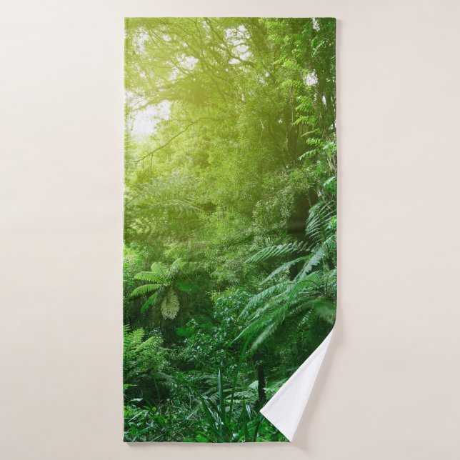 Un couvert d'arbres illuminé dans la jungle tropic (Serviette de bain)