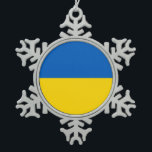 Un drapeau ukrainien ornement de flocon de neige<br><div class="desc">Illuminez votre période de fêtes avec cet exquis ornement de flocon de neige orné du drapeau de l'Ukraine ! Conçu avec une attention minutieuse aux détails, cet ornement est plus qu'une décoration festive, c'est une célébration de la culture et du patrimoine ukrainiens. Le design complexe présente fièrement les couleurs emblématiques...</div>