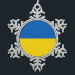Un drapeau ukrainien ornement de flocon de neige<br><div class="desc">Illuminez votre période de fêtes avec cet exquis ornement de flocon de neige orné du drapeau de l'Ukraine ! Conçu avec une attention minutieuse aux détails, cet ornement est plus qu'une décoration festive, c'est une célébration de la culture et du patrimoine ukrainiens. Le design complexe présente fièrement les couleurs emblématiques...</div>