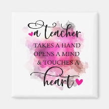 Un enseignant touche un aimant cardiaque