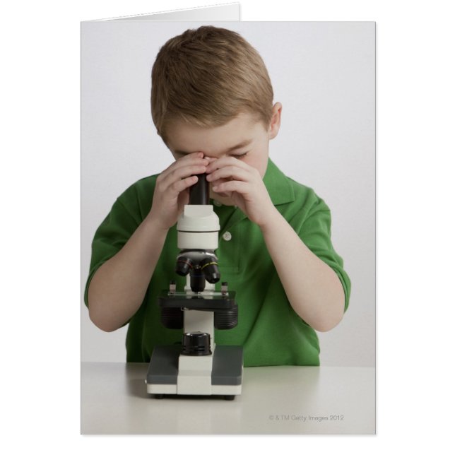 Un garçon caucasien regardant au microscope (Devant)