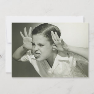 Un garçon qui fait son visage