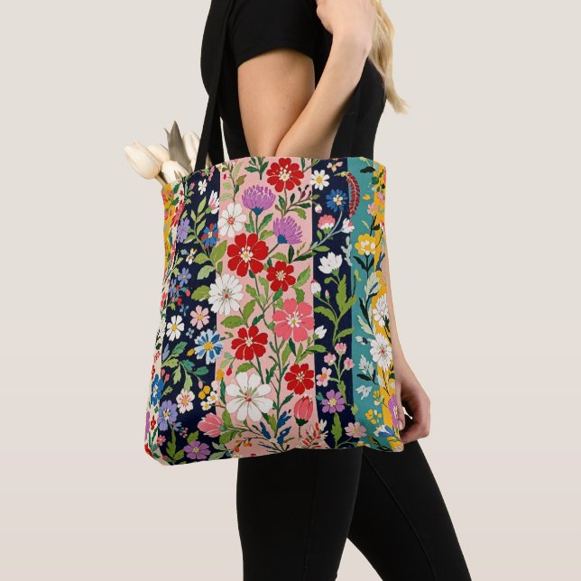 Un grand sac à main floral frais et lumineux. (De près)