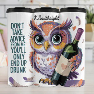 Un hibou avec une bouteille de vin