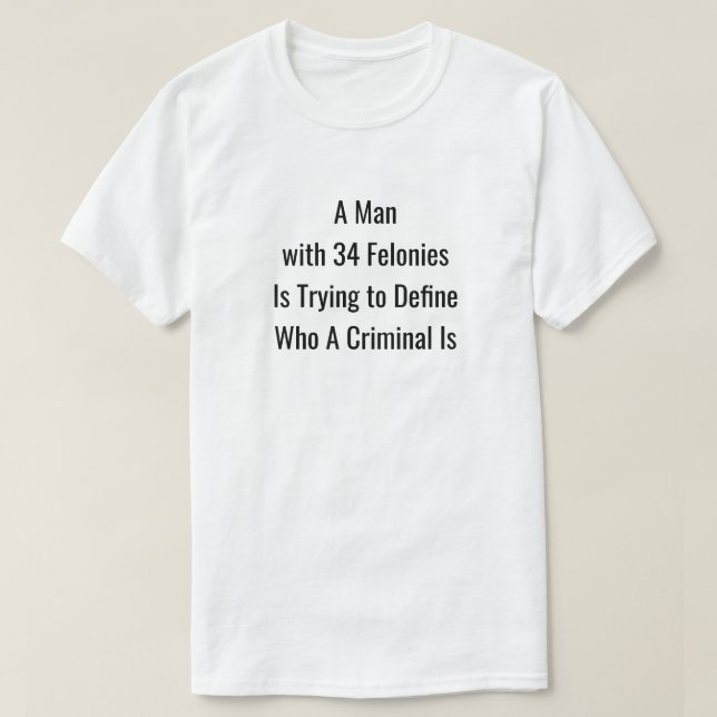 Un homme avec T-shirt 34 Felonies (Design devant)