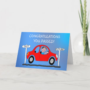 Un homme heureux vient de passer la carte de test