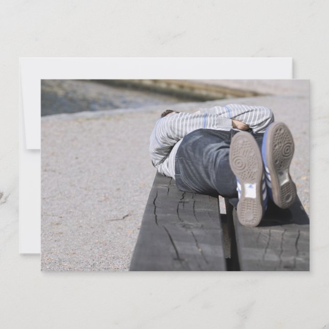 Un jeune homme chevauche le banc (Devant)