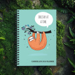 Un Jour À La Fois - Drôle Fantastique<br><div class="desc">Un jour à la fois Sloth Planner - Un planificateur pour vous rappeler de ralentir et de sentir les roses. Après tout, lent et stable gagne la course. Mais rappelez-vous vos rendez-vous importants avec ce planificateur de paresse funky ! Aussi une option cadeau vraiment merveilleux pour toute personne qui sait...</div>
