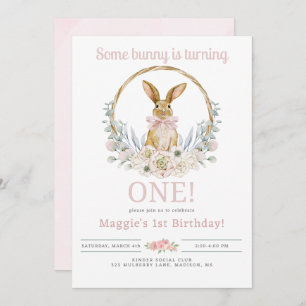 Un lapin fait une invitation d'anniversaire