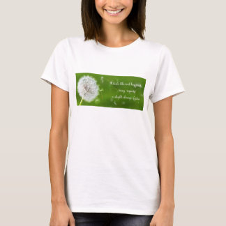 Un léger changement du T-shirt de la femme de plan