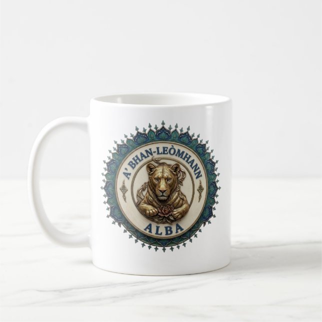 Un Lion. Tasse de café écossaise (Gauche)