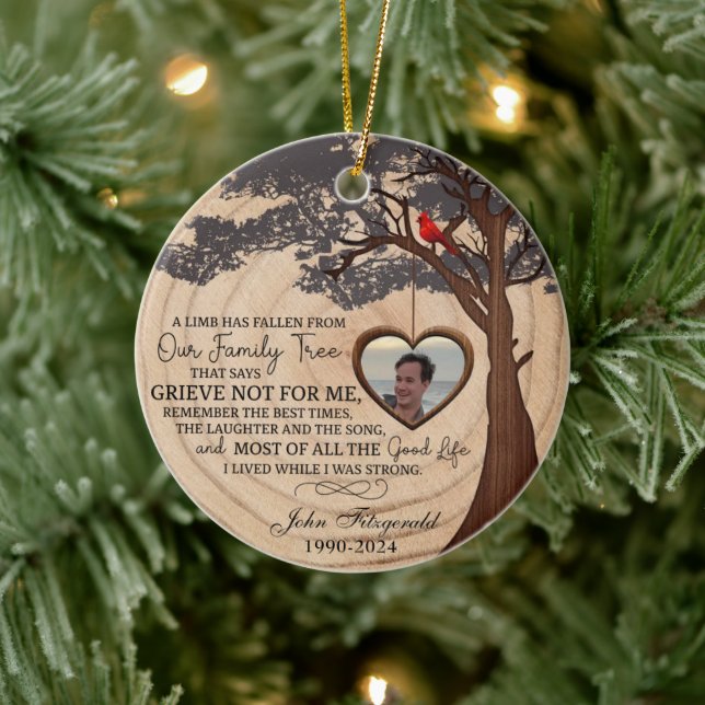 Un Membre Est Tombé De Notre Ornement D'Arbre Fami (Arbre)