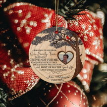 Un Membre Est Tombé De Notre Ornement D'Arbre Fami