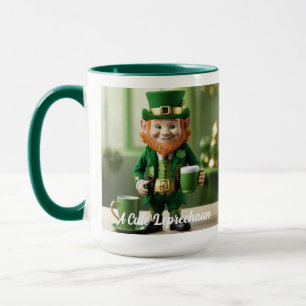 Un mignon Leprechaun tenant une Mug de café de la