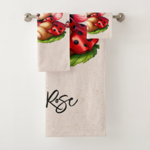 Un mignon ours en peluche habillé comme une coccin