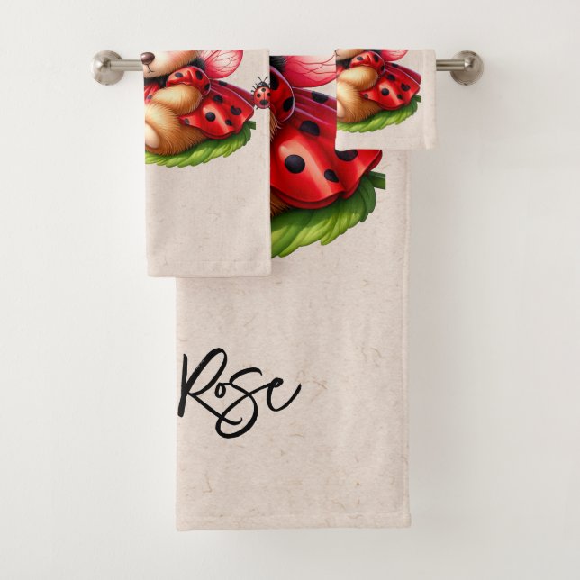 Un mignon ours en peluche habillé comme une coccin (En situation)