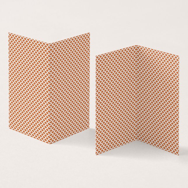 un motif géométrique orange et blanc (Inside and Outside)