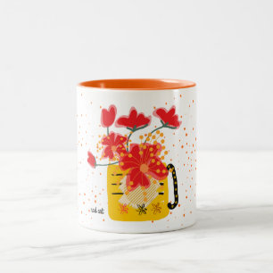 Un mug à café Two-Tone avec un bouquet de fleurs