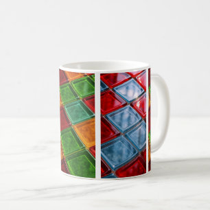 Un mug au design aux couleurs translucides.