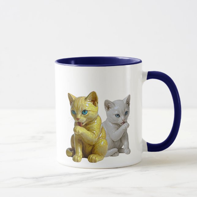 Un mug avec deux chatons faisant leurs toilettes. (Droite)
