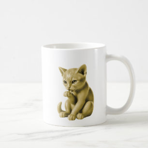 Un mug avec un chaton tranquillement assis.