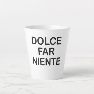 Un mug de latte avec lettrage