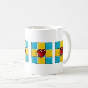 Un mug stylisé avec un joli cœur rouge.
