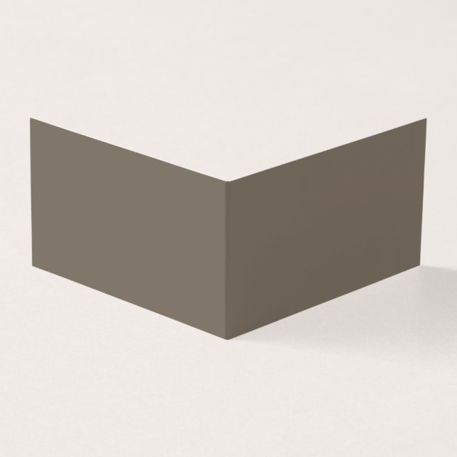 un mur marron avec une horloge noire et blanche (Outside)