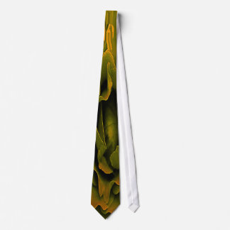 Un or sensuel et une cravate florale verte !