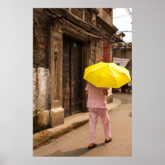 Un parapluie jaune et une affiche pour femme
