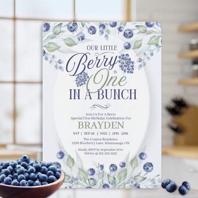 Un parmi un bouquet Invitation pour un premier ann (Celebrate your little one’s first birthday with this elegant blueberry-themed invitation.)