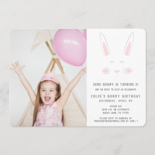 Un petit lapin a un Carte photo d'anniversaire