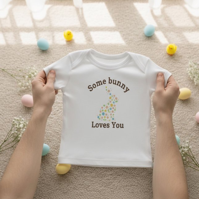 Un petit lapin t'aime Tshirt bébé floral (Personalize it! Add your baby’s name to this cute floral bunny Easter tee. Perfect gift!)