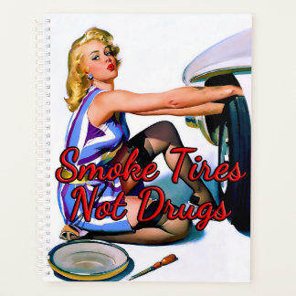 Un pinup des années 1950 qui change un pneu par Gi