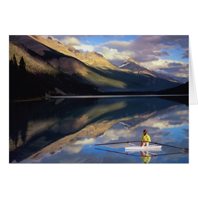 Un rameur sur le lac Banff au Canada MR) (Devant horizontal)