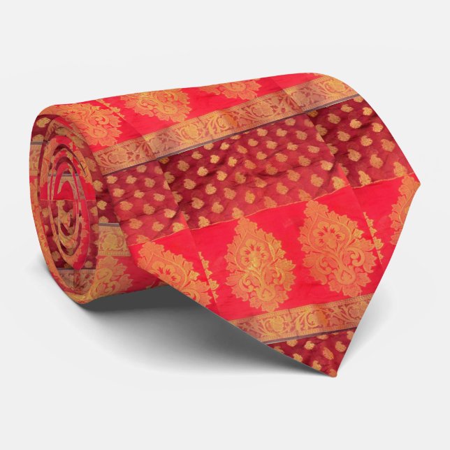 Un rouge et or de cravate de Sari ont ajouté le (Roulé)