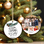 Un Script Amusant Photo De Famille Cette Saison D'<br><div class="desc">C'Est La Saison D'Être Jolly | Aquarelle Verdure Pine Cône Élégant Script Minimaliste 4 Family Photo Collage Ornement. Tous les textes sont pré-arrangés pour que vous personnalisiez facilement et rapidement avec vos propres détails. Souhaitez-vous à tous de bonnes vacances !</div>