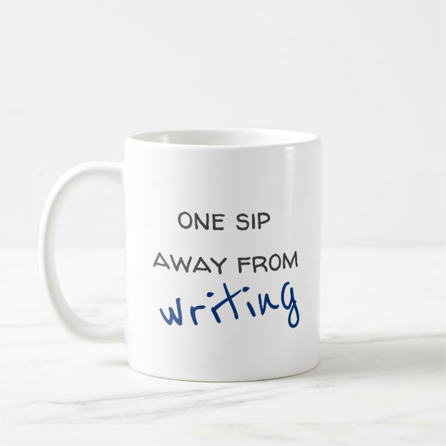 Un Sip Loin De L'Écriture De Café Mug (Gauche)