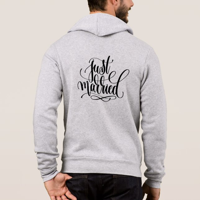 Un Sweat - shirt à capuche marié (Dos)