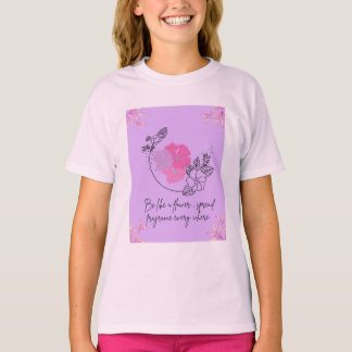 Un t-shirt avec une belle conception florale