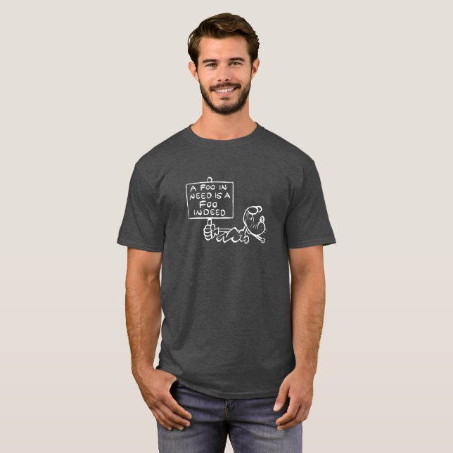 "Un T-shirt foncé "A Foo in Need" (Devant entier)
