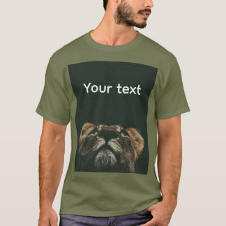 Un t-shirt lion imprimé avec texte édité